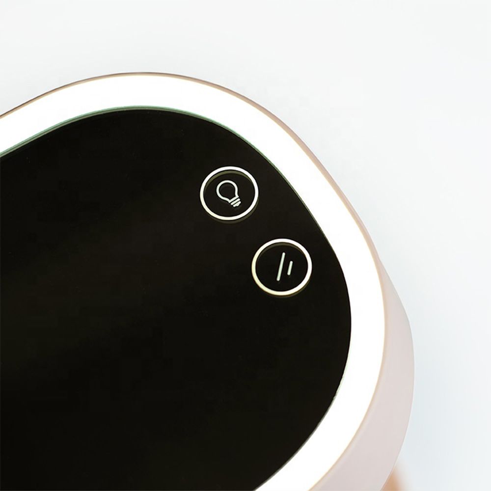 Nahaufnahme der Lampe mit LED-Spiegel. Zwei beleuchtete Knöpfe: Licht und Ein/Aus-Schalter.