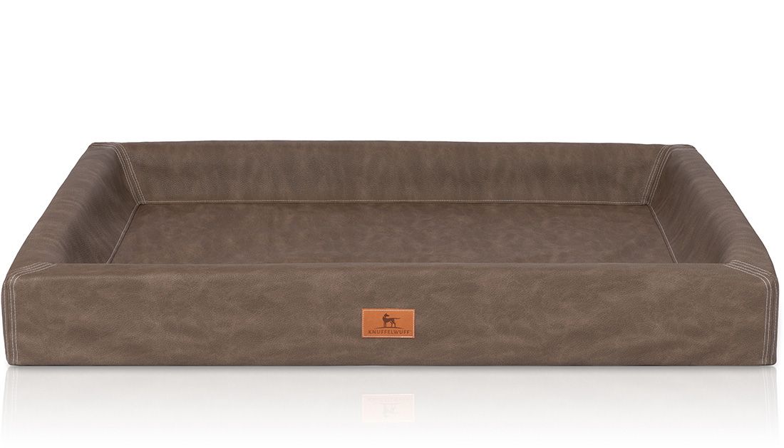 Orthopädisches Hundebett Austin, rechteckig, braun. Mit erhöhtem Rand und Markenlogo. Kunstleder-Optik.
