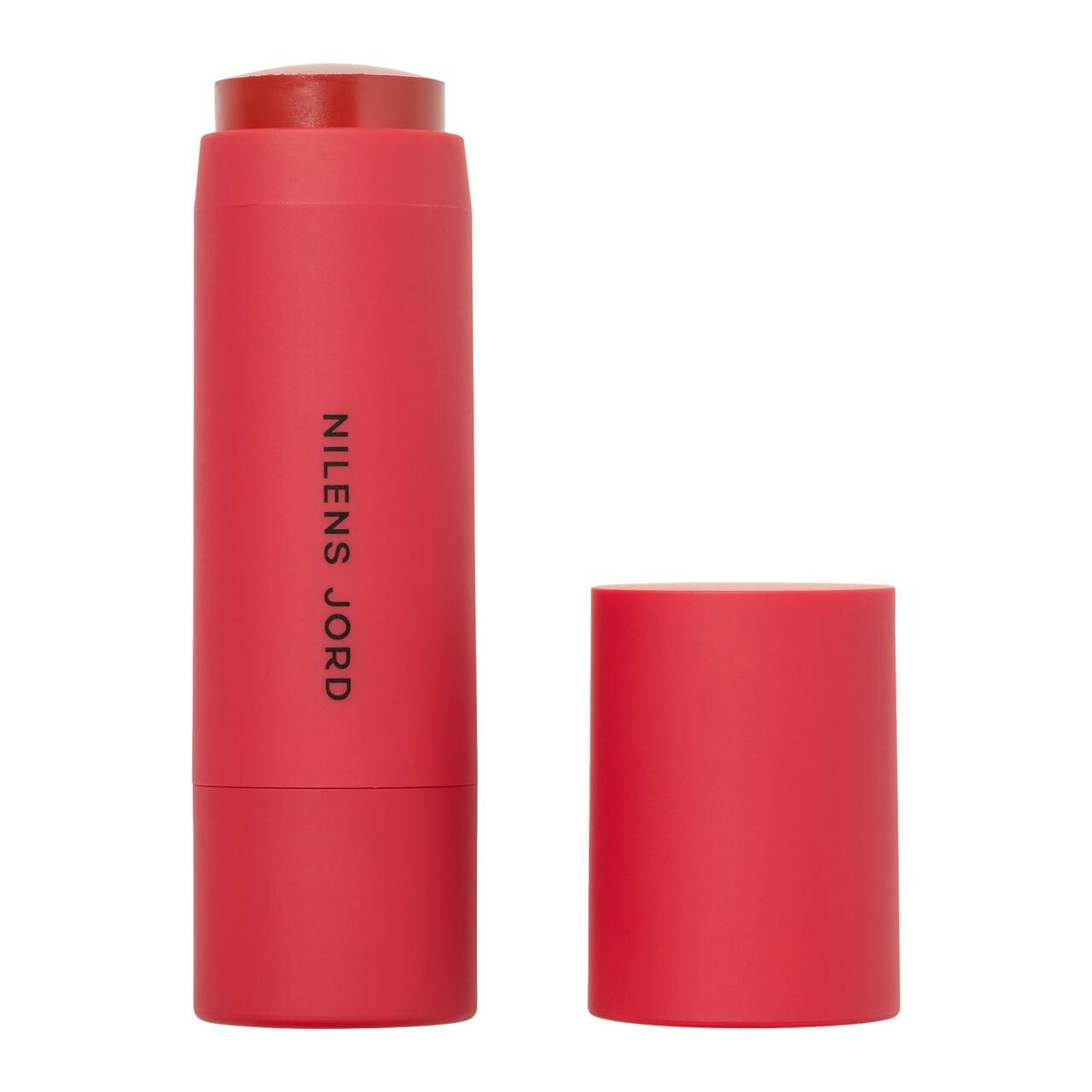 Roter Lippen- und Wangenstift mit geöffneter Kappe. Auf dem Stift steht "NILENS JORD".