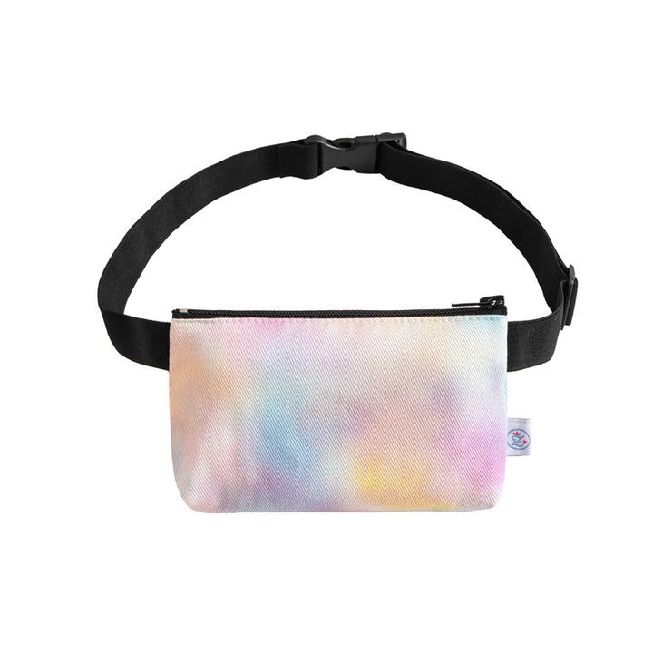 Tasche mit Regenbogenmuster und schwarzem Reißverschluss. Schwarzes Bauchband mit Schnalle. Kleines Etikett an der Seite.