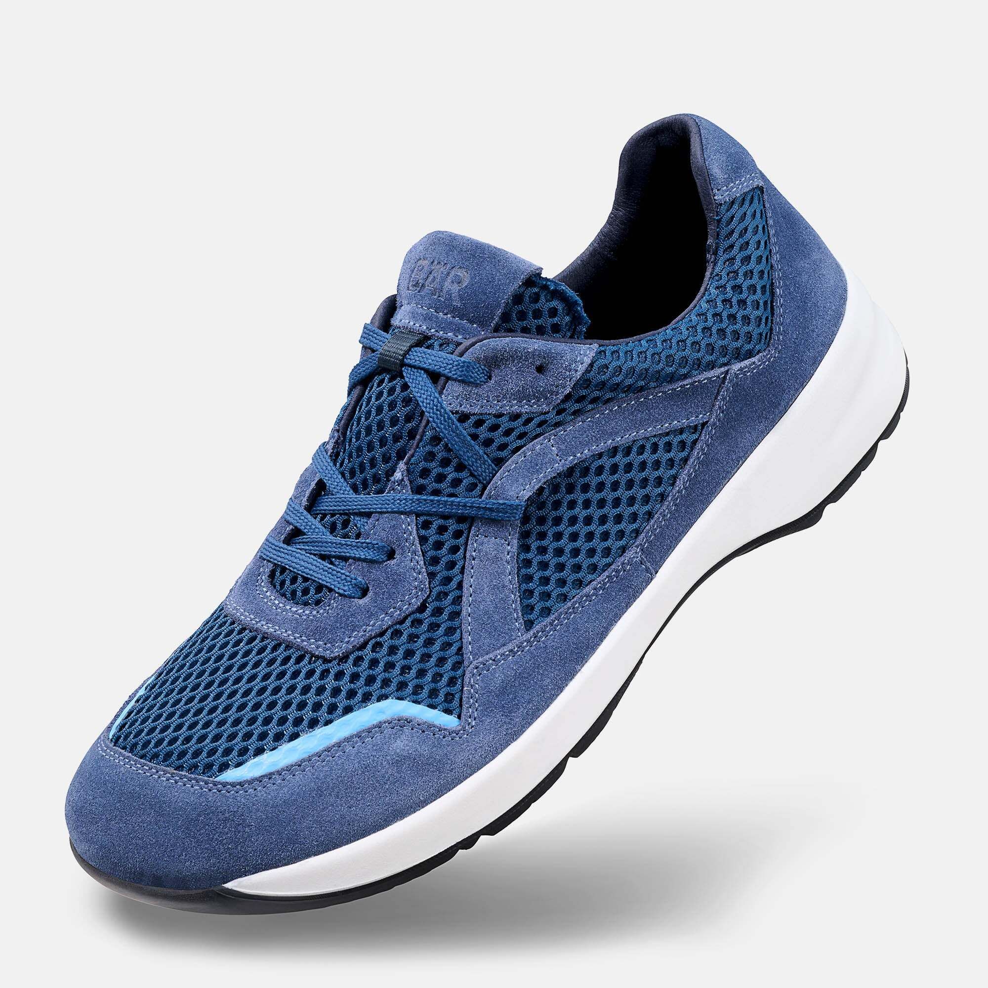 Ein blauer Mesh-Sneaker mit Wildleder-Akzenten und weißer Sohle, von vorne betrachtet.