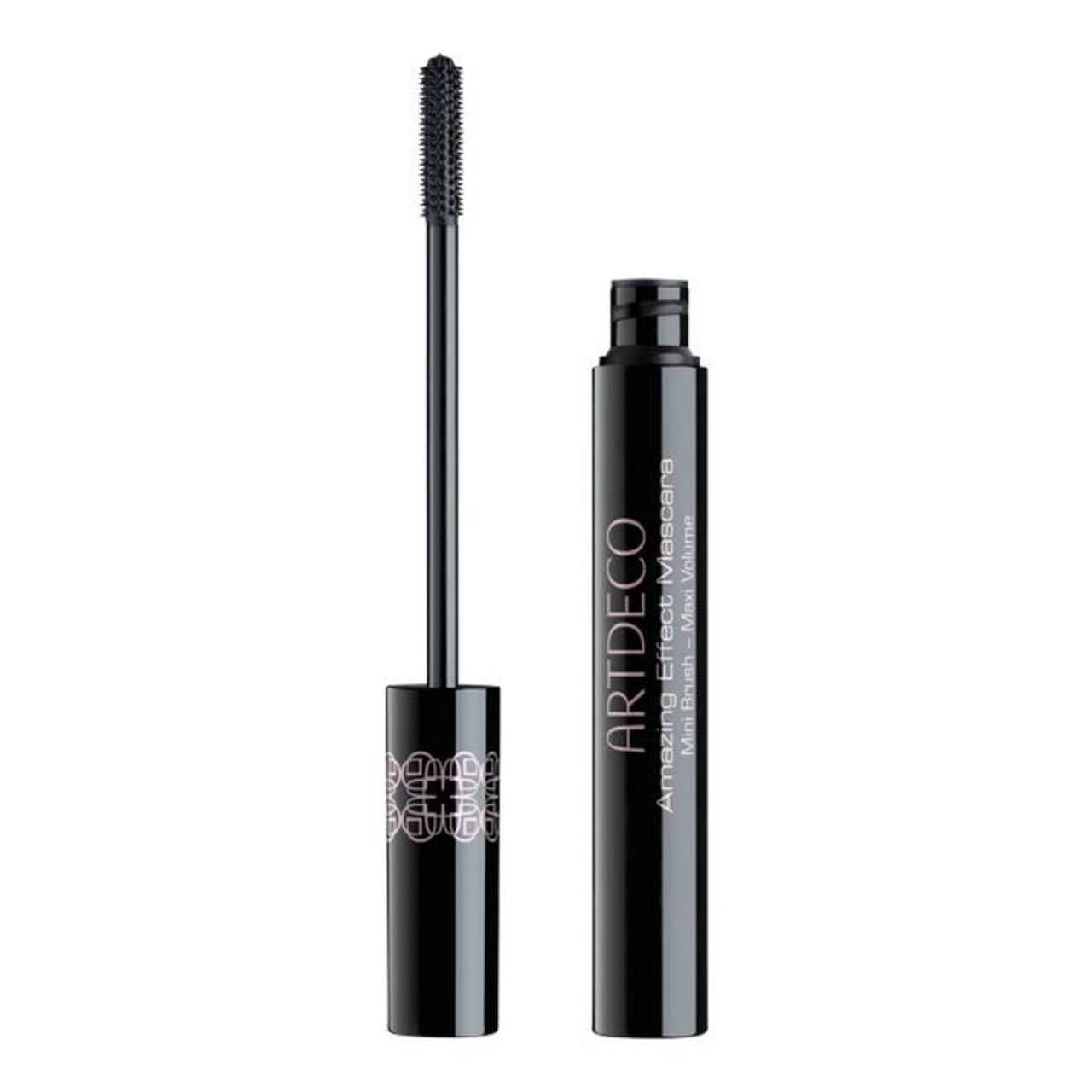 Schwarze Mascarabürste neben schwarzer Mascarahülse. Aufschrift: Artdeco Amazing Effect Mascara. Mini Brush - Maxi Volume.