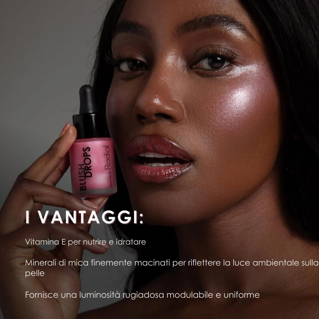 Eine Frau hält eine Flasche Blush Drops. Text: Blush Drops, Rodial. Vorteile: Vitamin E, Mineralien, gleichmäßige Leuchtkraft.