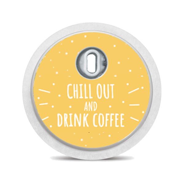 Runder Aufkleber mit Text: CHILL OUT AND DRINK COFFEE. Weißer Rand, Loch in der Mitte. Hintergrund: gelb.