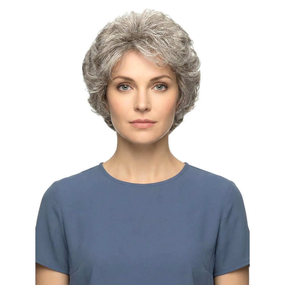 Grau melierte Perücke mit kurzem, lockigem Haar. Frontale Ansicht einer Frau mit blauem Oberteil.