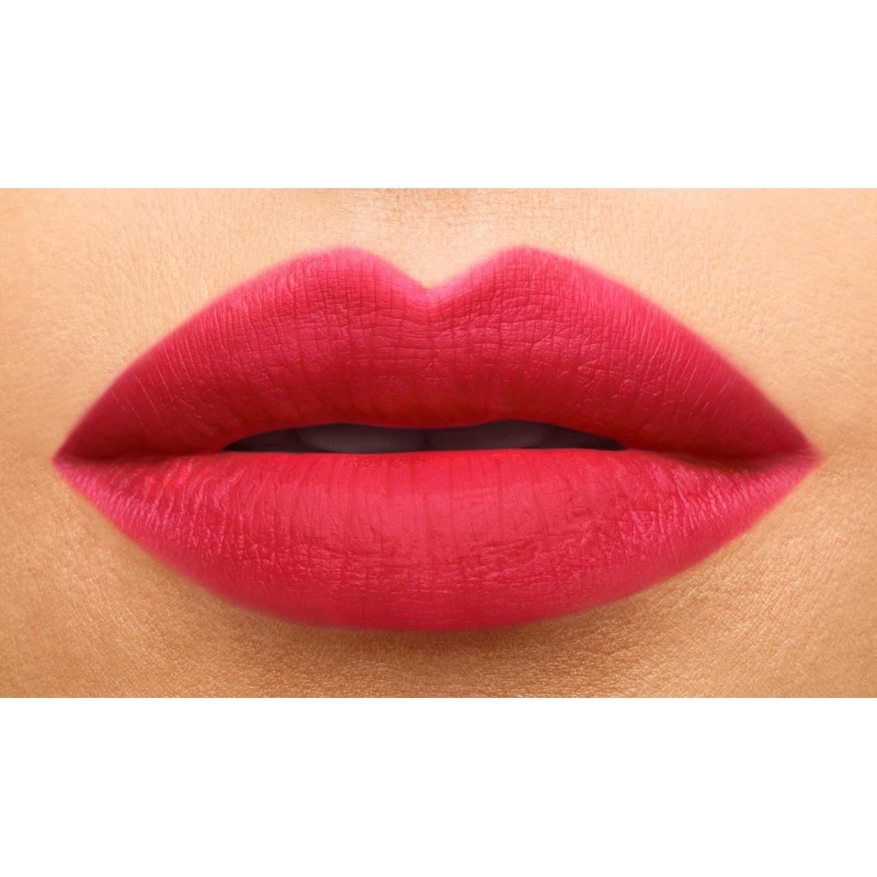 Nahaufnahme von Lippen, die mit rotem Lippenstift bemalt sind. Deutliche Konturen, matte Oberfläche.