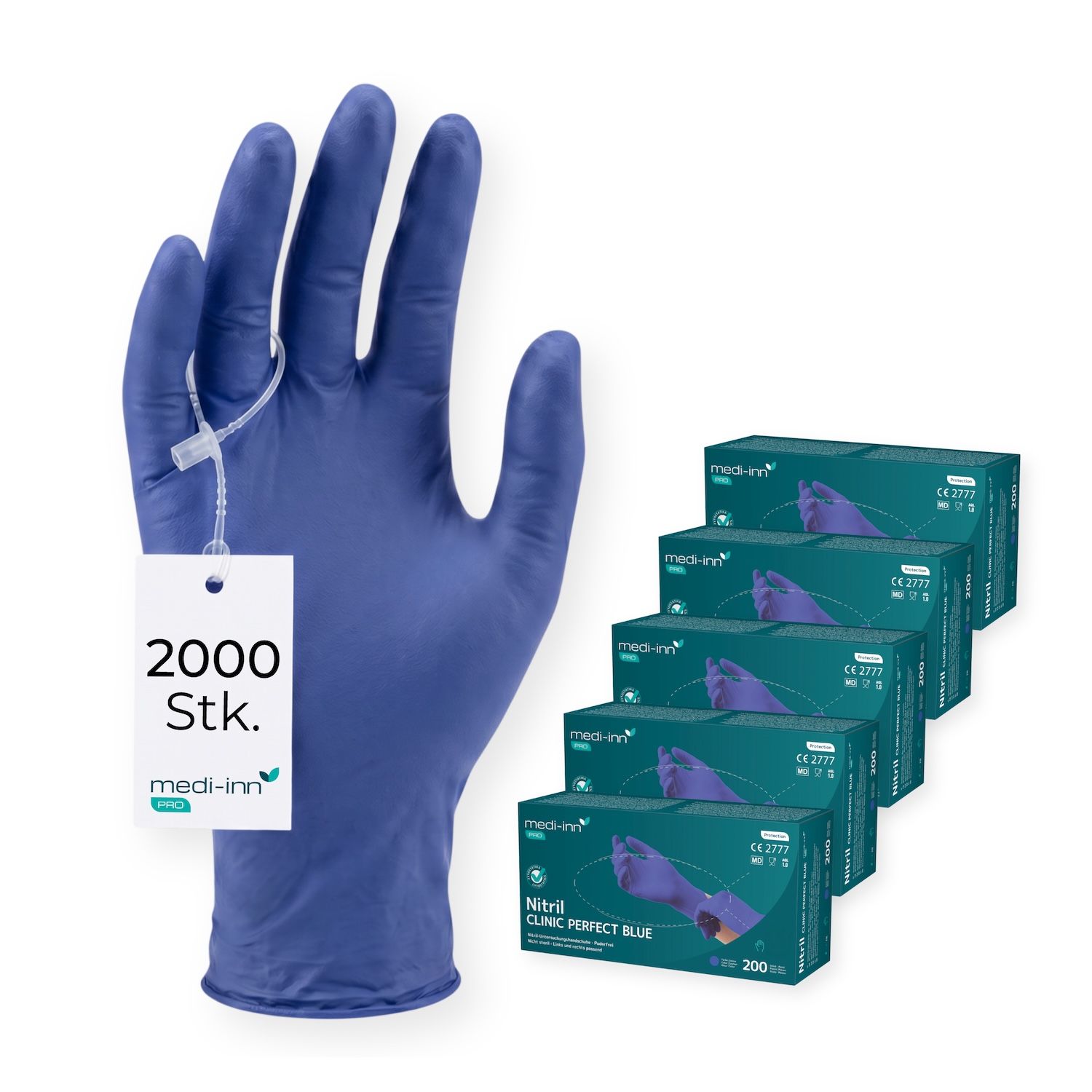 Ein blauer Nitril-Einmalhandschuh mit einem Etikett für 2000 Stück und mehreren Schachteln im Hintergrund.