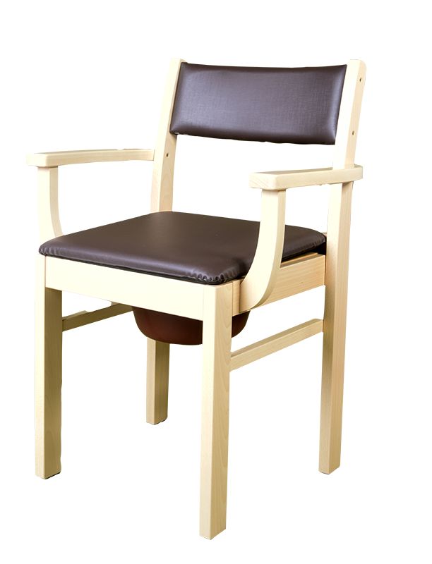 Holz-Toilettenstuhl mit Armlehnen, brauner Sitzfläche und Rückenlehne. Unterhalb des Sitzes befindet sich ein Behälter.