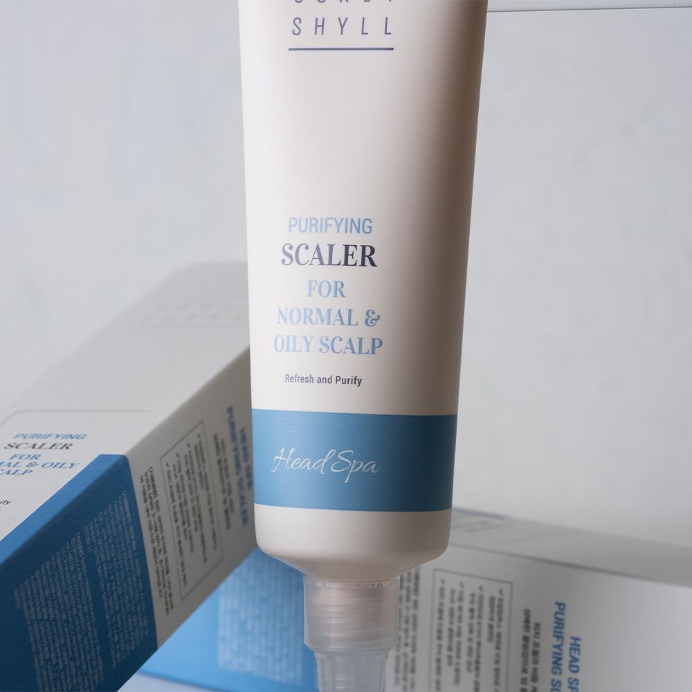 Tube mit Aufschrift: CURLY SHYLL, Purifying Scaler, Head Spa. Produkt und Verpackung.