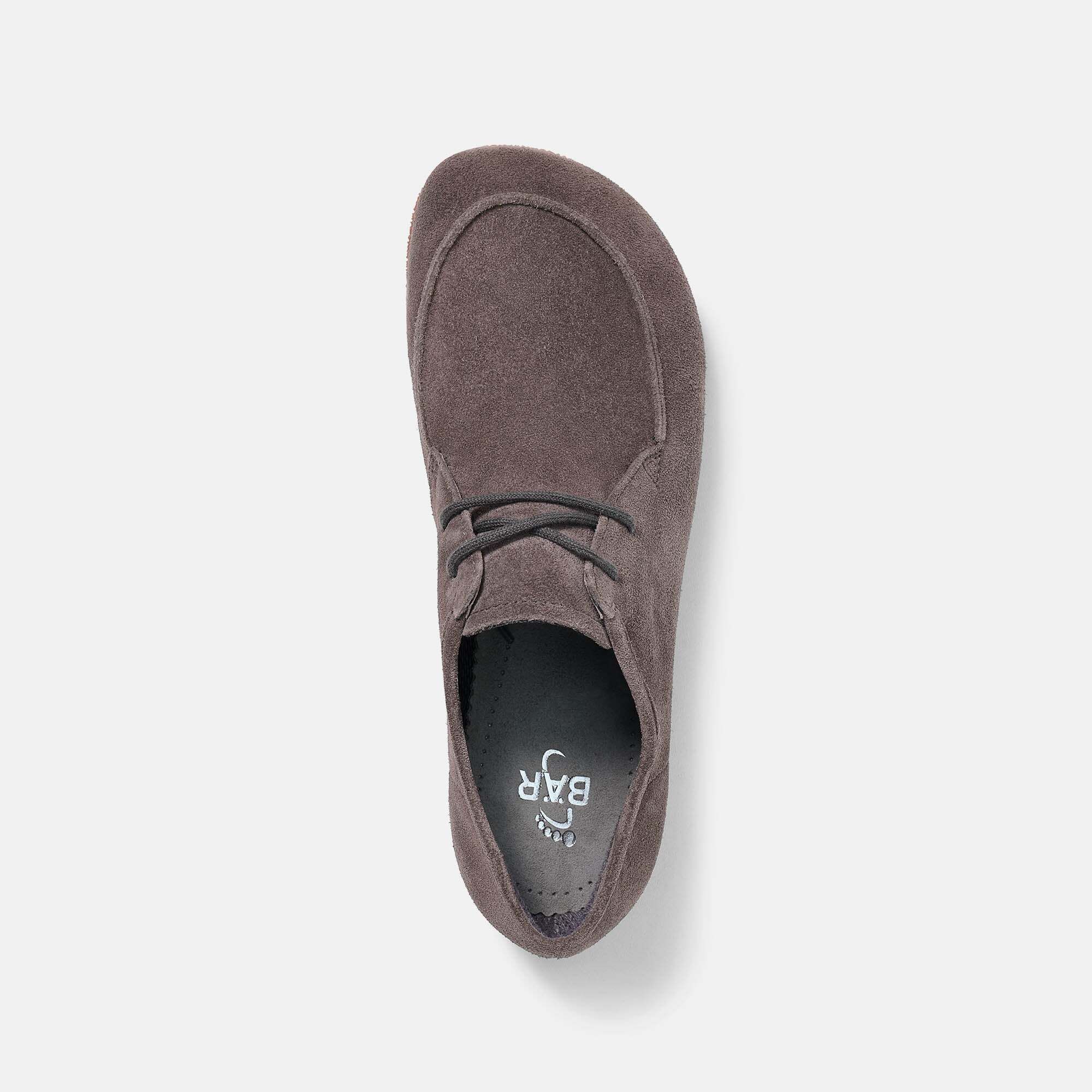 Brauner Herrenschuh aus Wildleder mit Schnürsenkeln und heller Sohle.