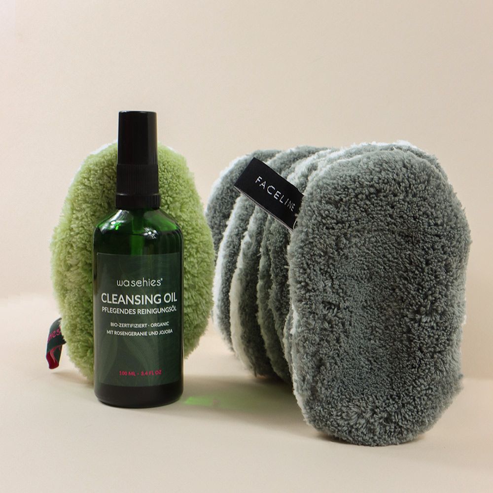 Grünes Reinigungsöl und Waschies-Waschpads. Waschies-Logo auf Öl. Waschies-Waschpads mit Faceline-Label.
