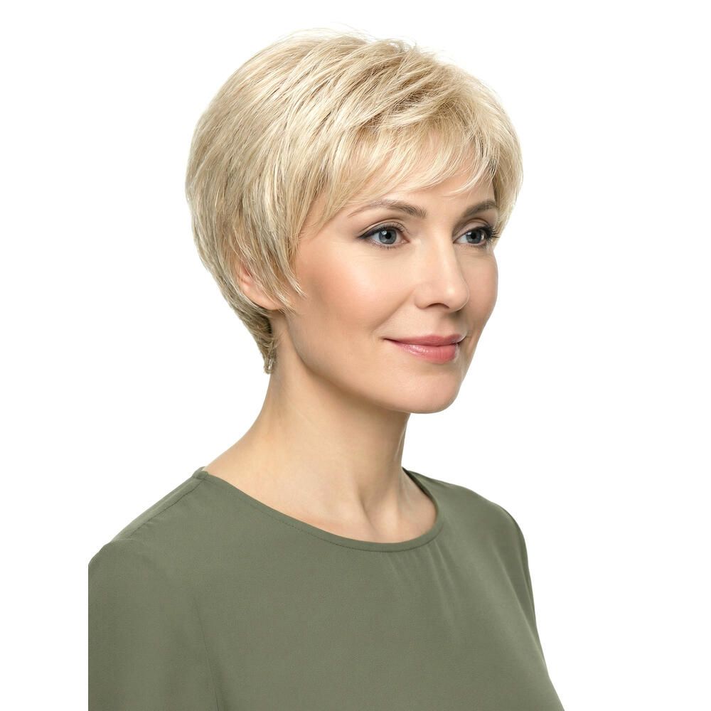 Kurzhaarperücke in Blond. Nahaufnahme einer Frau mit der Perücke. Die Haare sind kurz geschnitten und leicht gewellt.