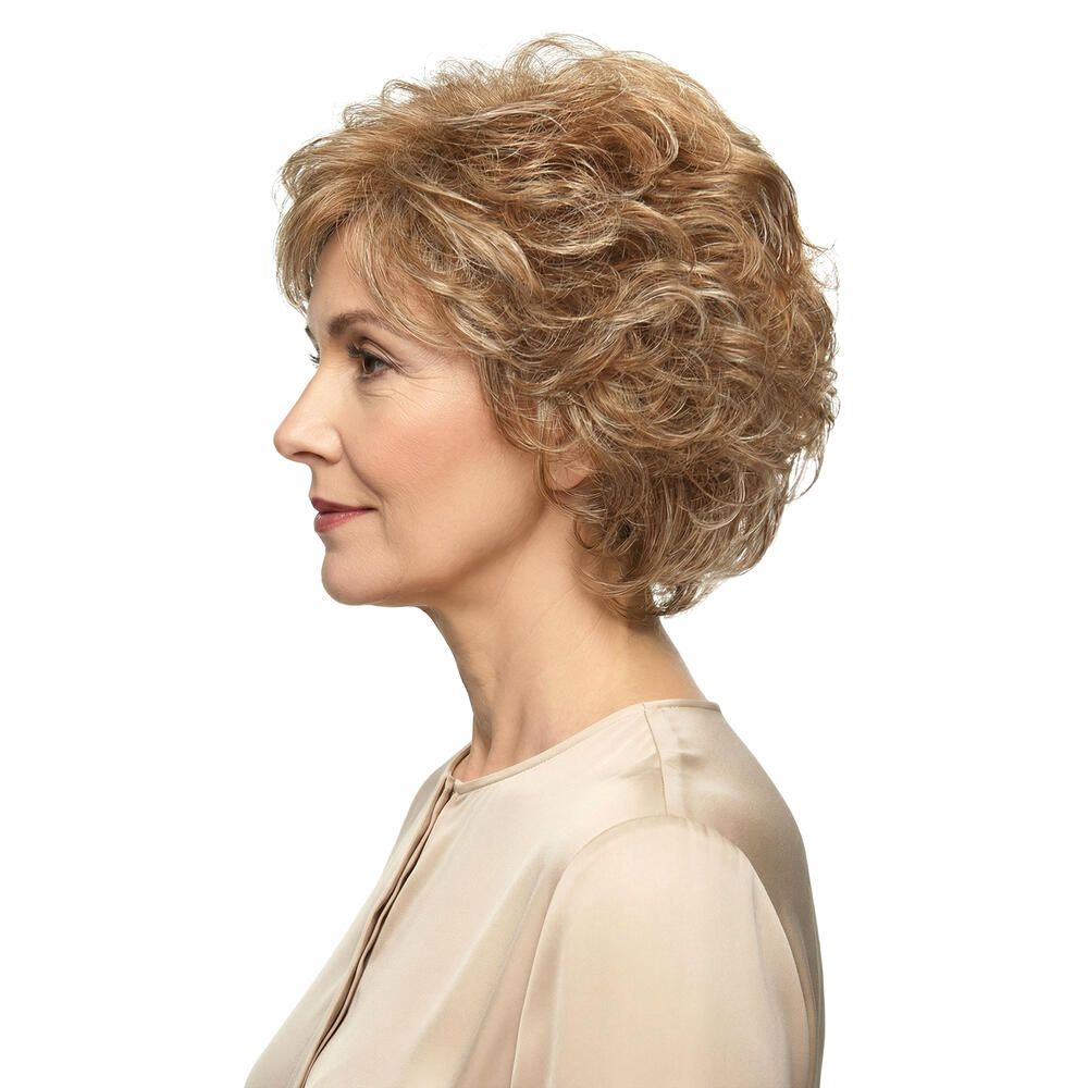 Kurzhaarperücke in Blondtönen. Seitenansicht einer Frau mit Perücke. Wellige Struktur, natürlicher Look.
