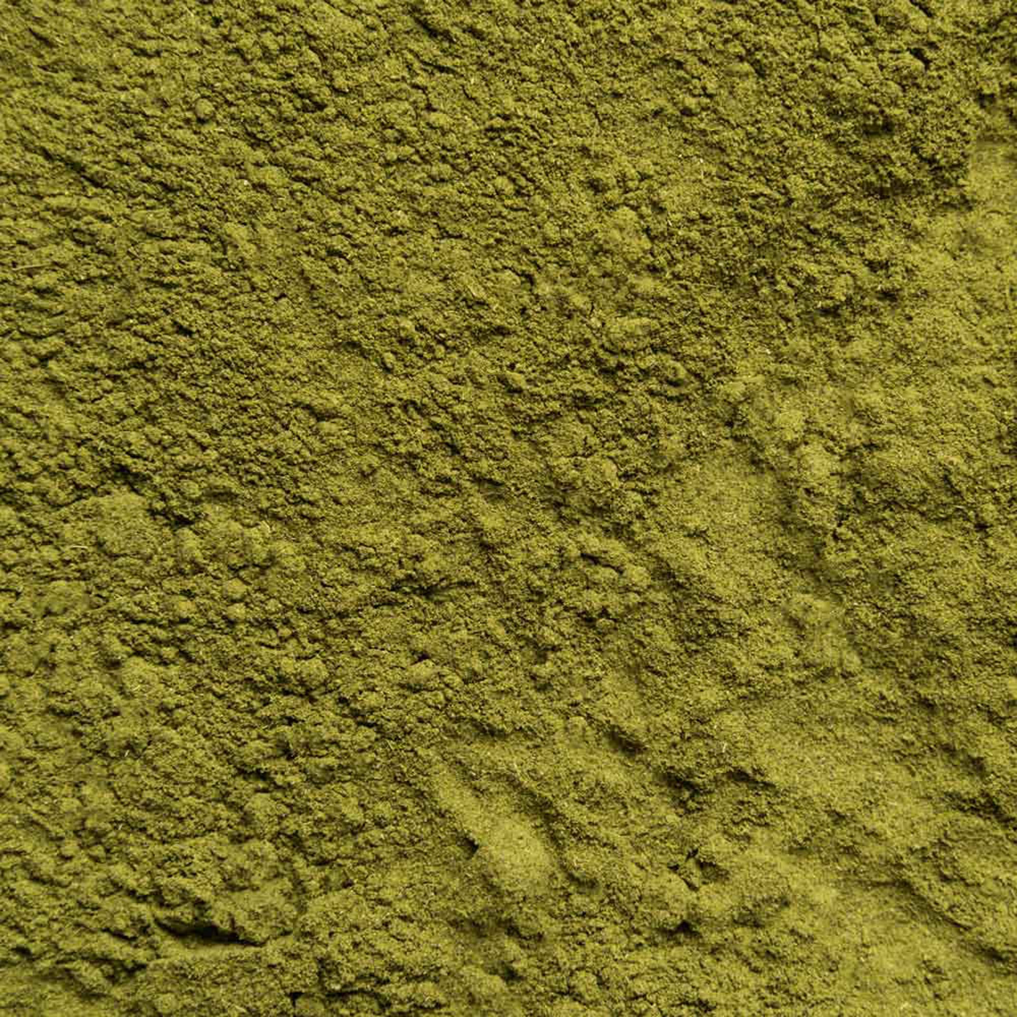 Primo piano di polvere verde. La consistenza è granulosa e fine.
