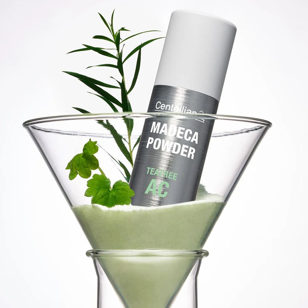 Centellian 24 Madeca Powder in einem Glas mit grünem Pulver und Pflanzen.