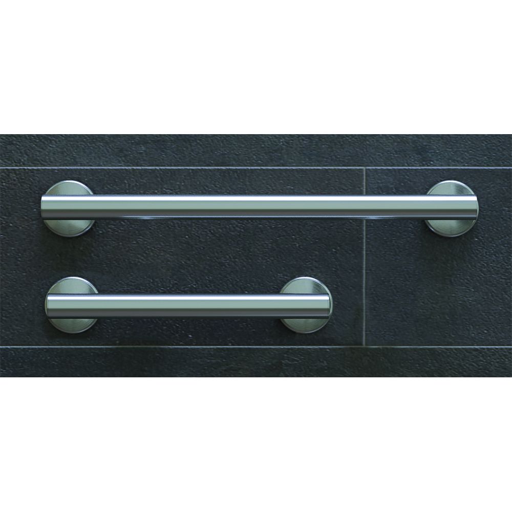 Zwei Haltegriffe aus Metall. Zylindrische Form mit runden Befestigungen. Silberfarben. An dunkler Wand montiert.