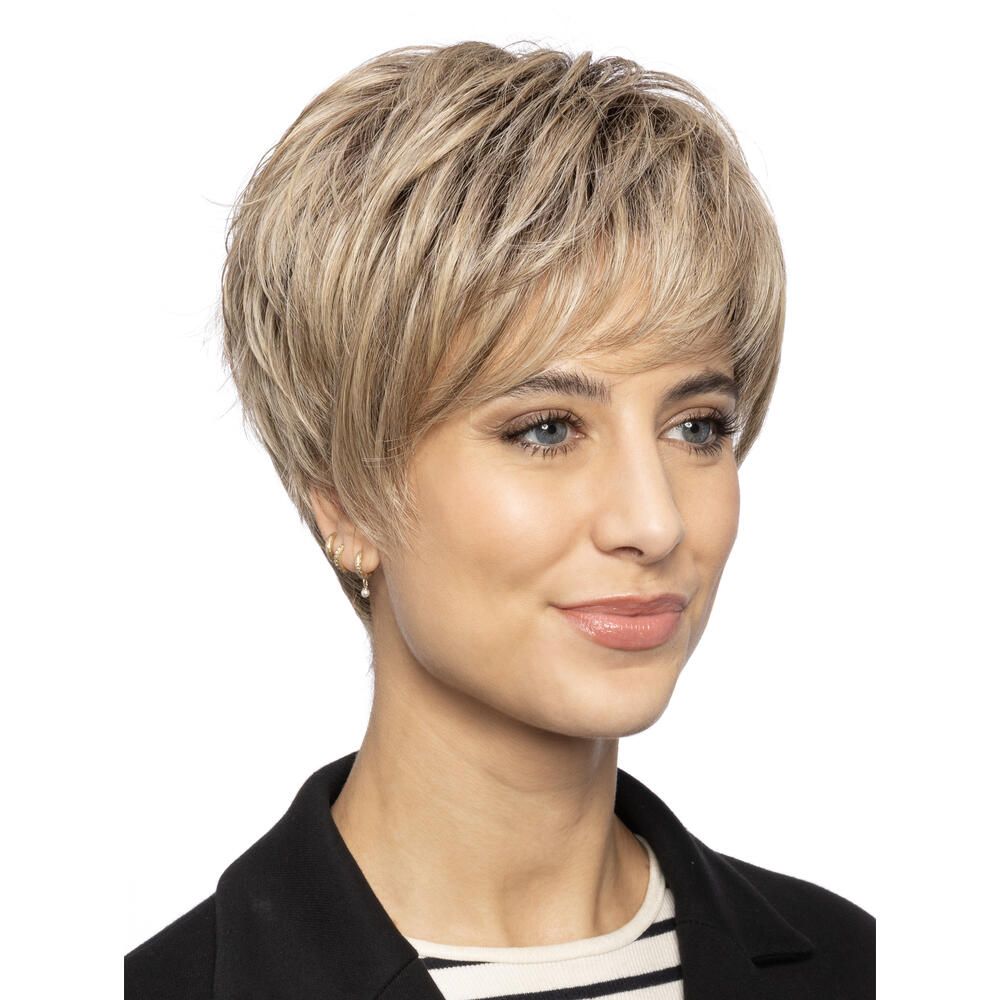 Kurzhaarperücke in Blondtönen. Dreiviertelansicht einer Frau mit Perücke und schwarzem Blazer. Ohrringe.