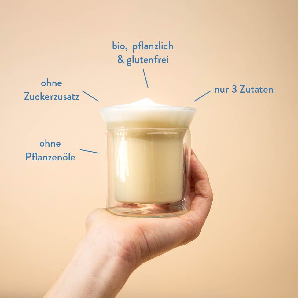 Glas mit Getränk und Schaum. Text: bio, pflanzlich & glutenfrei, ohne Zuckerzusatz, ohne Pflanzenöle, nur 3 Zutaten.