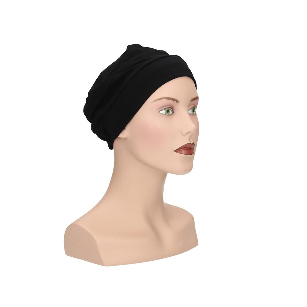 Schwarzer Turban auf einer Schaufensterpuppe. Frontansicht. Das Produkt bedeckt den Kopf vollständig.