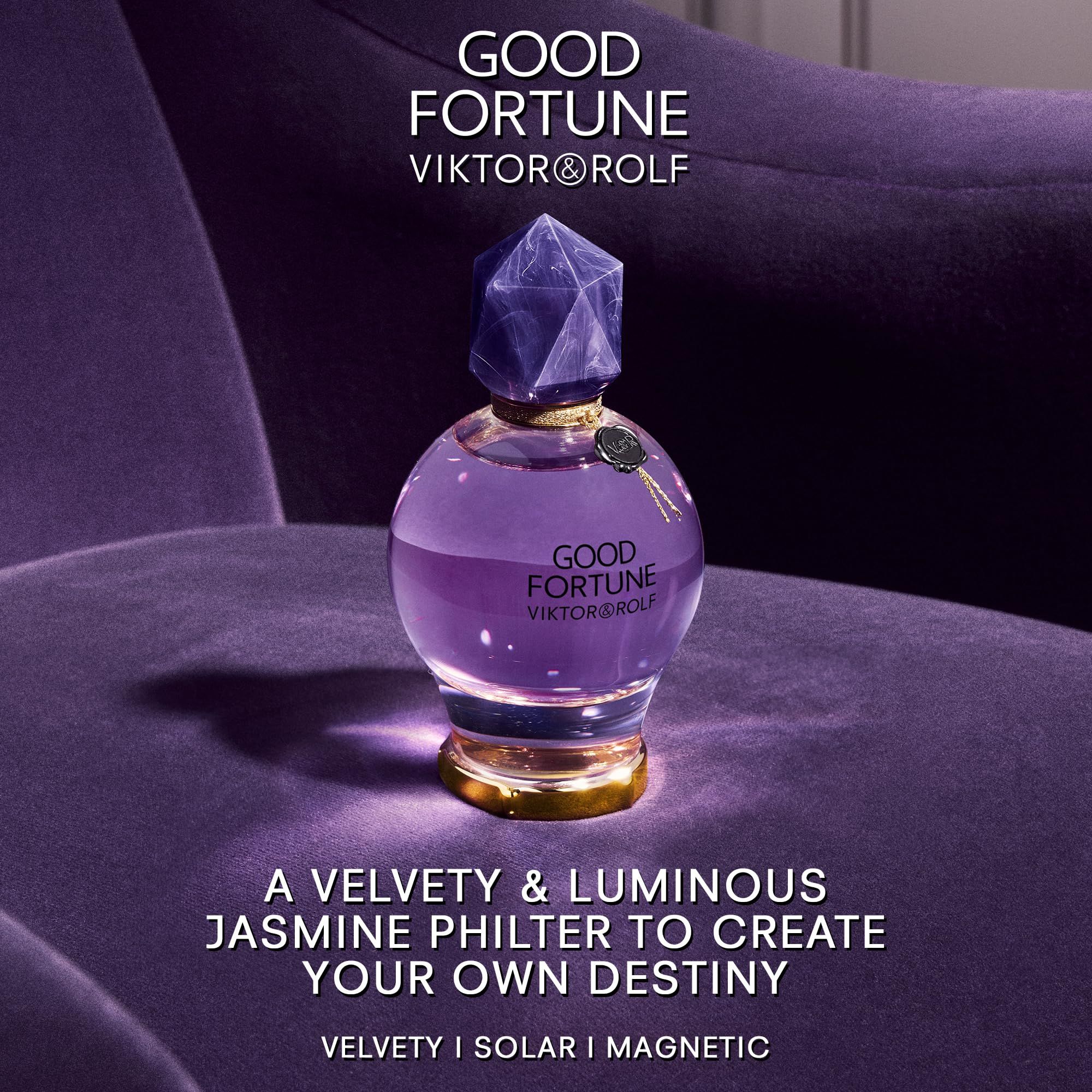Violetter Flakon auf lila Samt. Kristallverschluss. Aufschrift: Good Fortune, Viktor & Rolf. Text: A velvety & luminous jasmine philter.