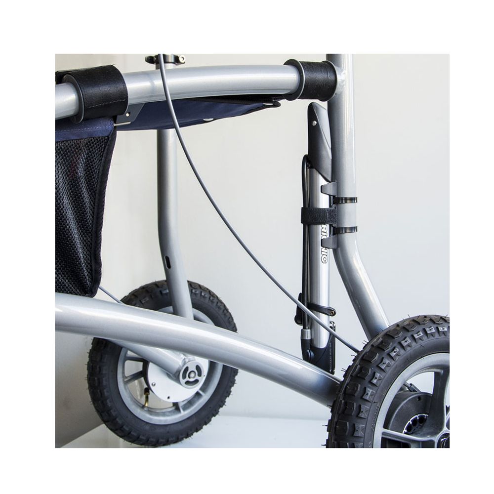 Luftpumpe an einem Rollator befestigt. Silberfarben. Schwarze Halterung. Schlauch zum Reifen.