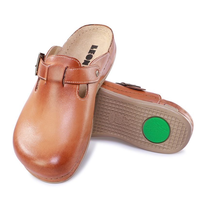 Braune Leder-Pantolette mit Schnalle. Marke LEON. Sichtbare Sohle mit grünem Kreis. Größe 46.