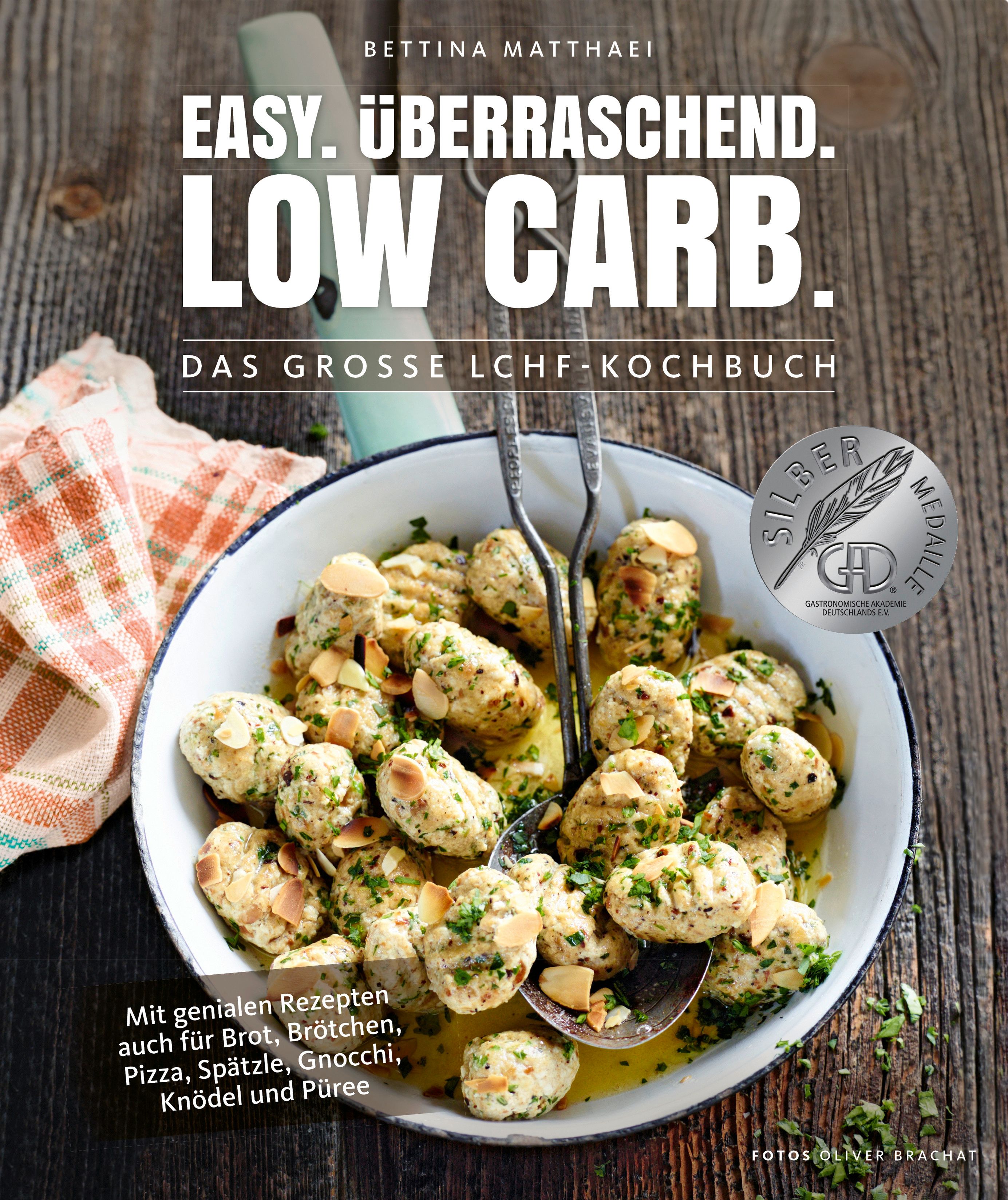 Kochbuch mit dem Titel "Easy. Überraschend. Low Carb." von Bettina Matthaei. Auf dem Cover: Gericht in einer Schüssel mit Silbermedaille.