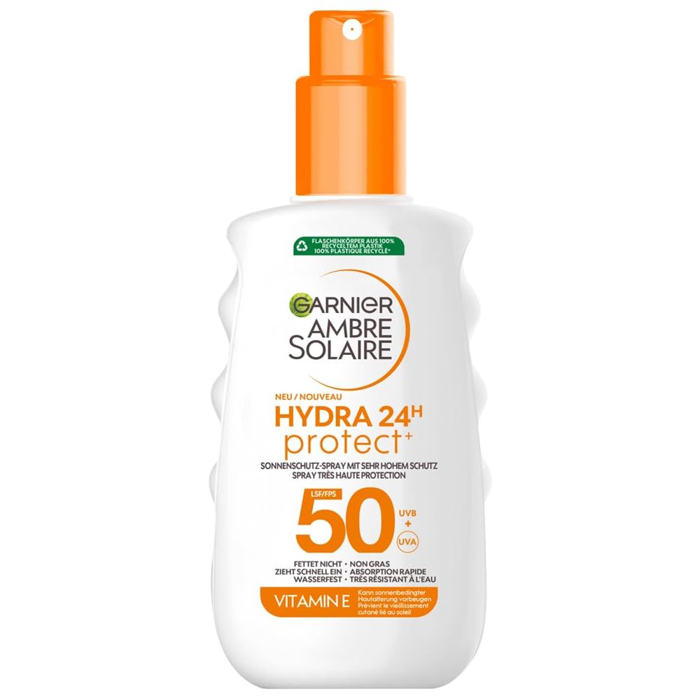 Weiße Flasche mit orangefarbenem Sprühkopf. Text: Garnier Ambre Solaire Hydra 24H Protect+, LSF 50, Vitamin E.
