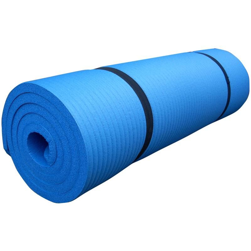 Gerollte hellblaue Gymnastikmatte mit schwarzen Bändern. Die Matte ist aus Schaumstoff.