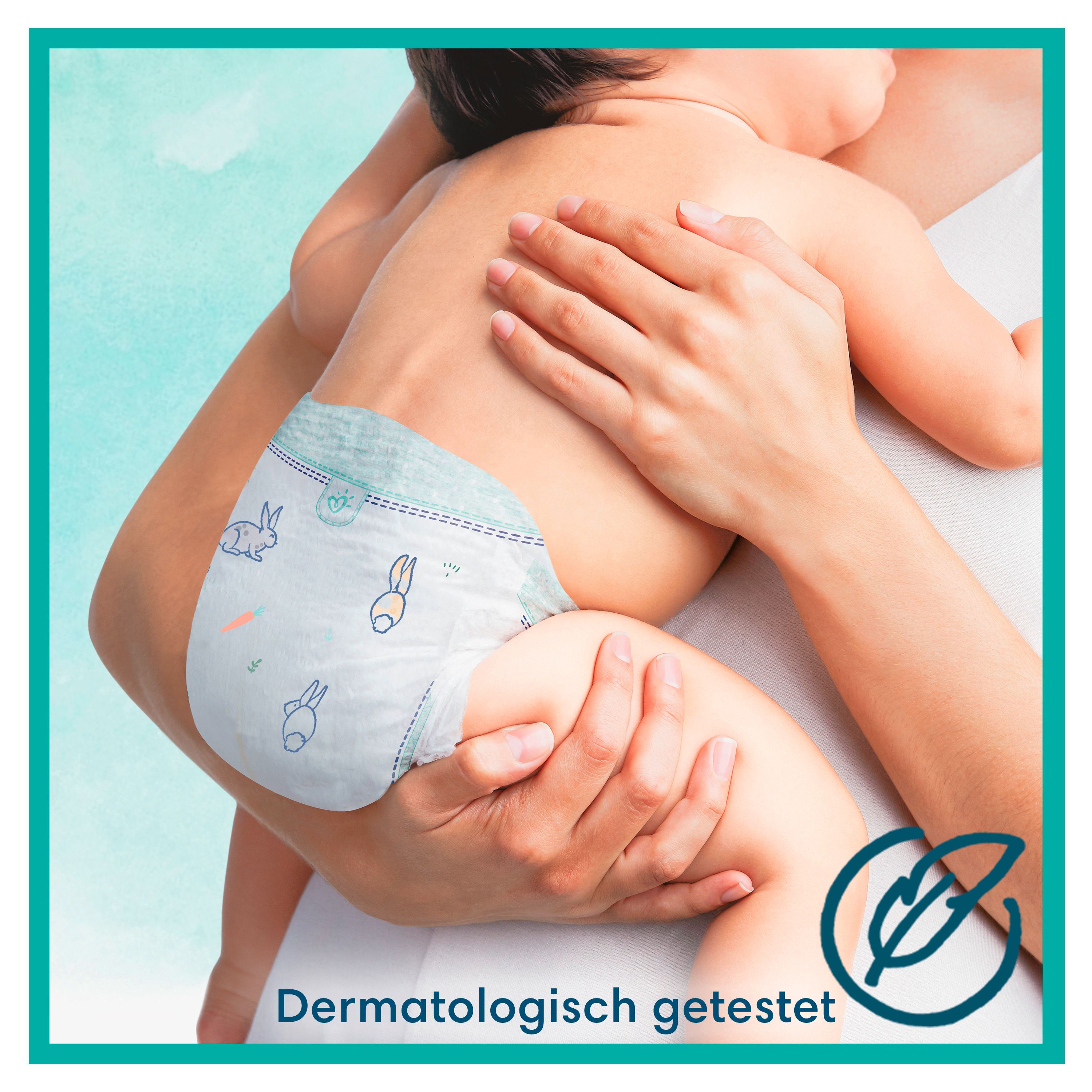 Baby mit Windel, im Arm gehalten. Windel mit Hasen-Motiv. Dermatologisch getestet.