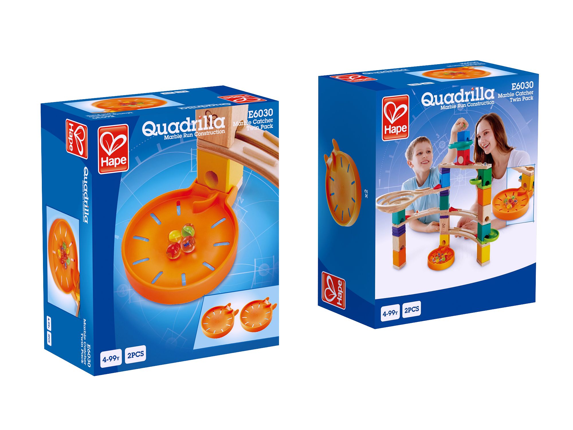 Twee blauwe dozen met productafbeeldingen en logo. Opschrift: Quadrilla, Hape.
