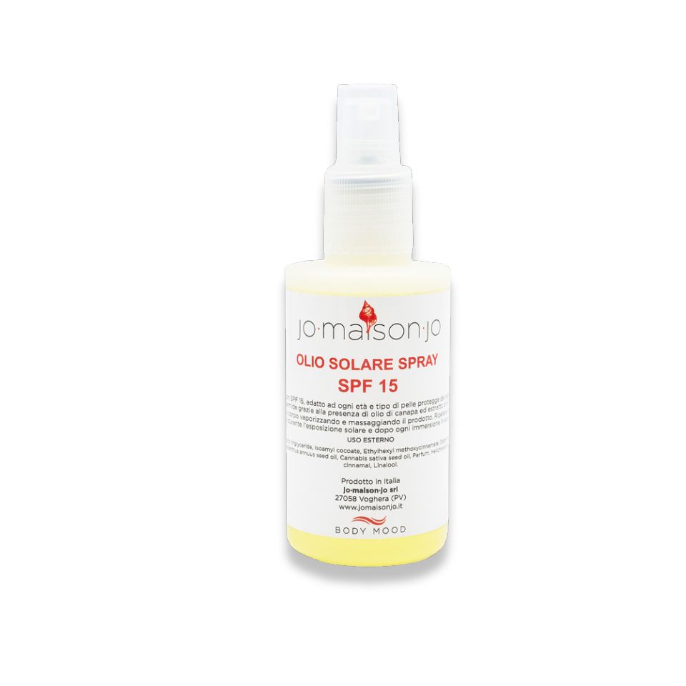 Flacone spray con liquido giallastro. Scritta: Olio Solare Spray SPF 15. Marchio: Jo.Maison.Jo.