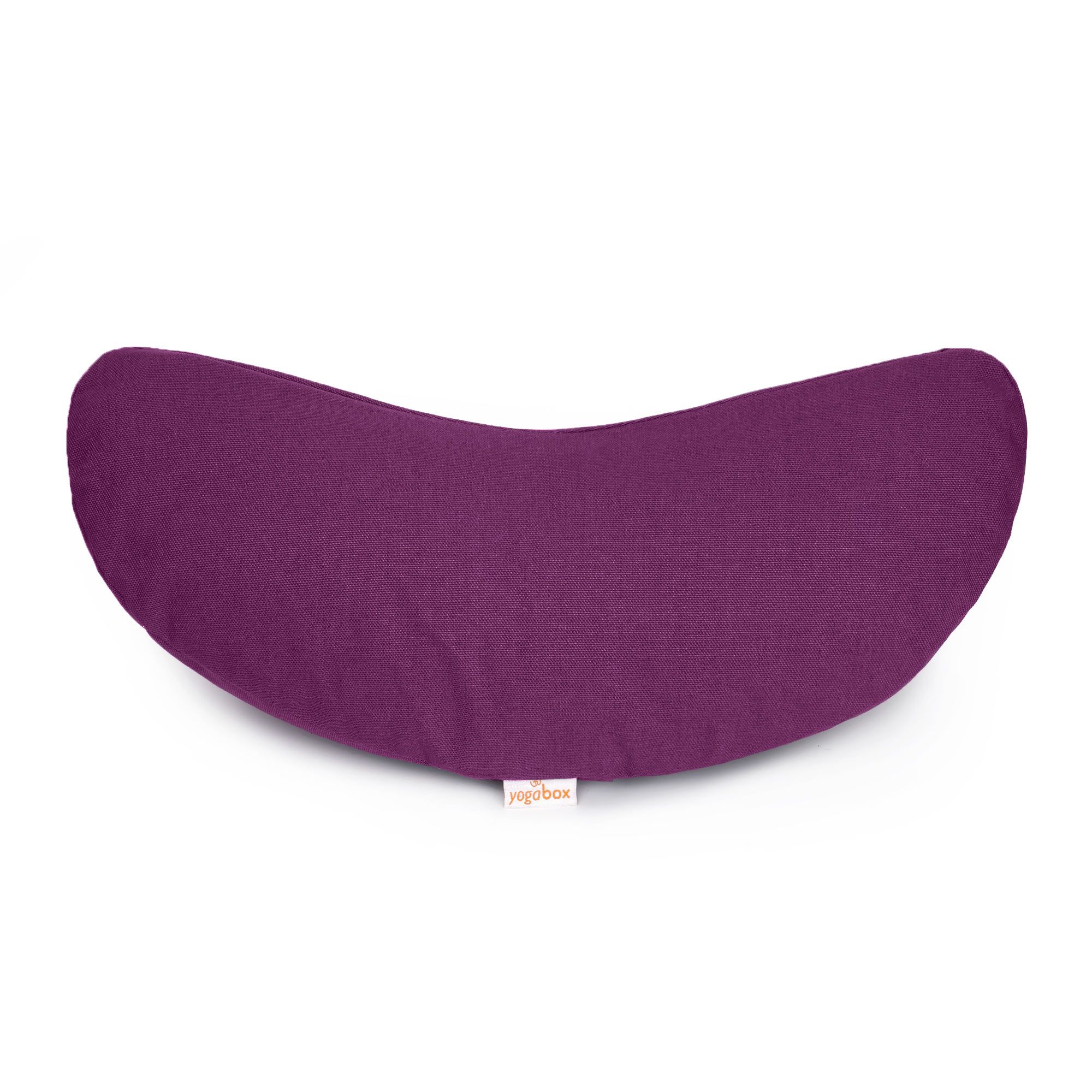 Auberginefarbenes Halbmond-Kissen mit kleinem Etikett.