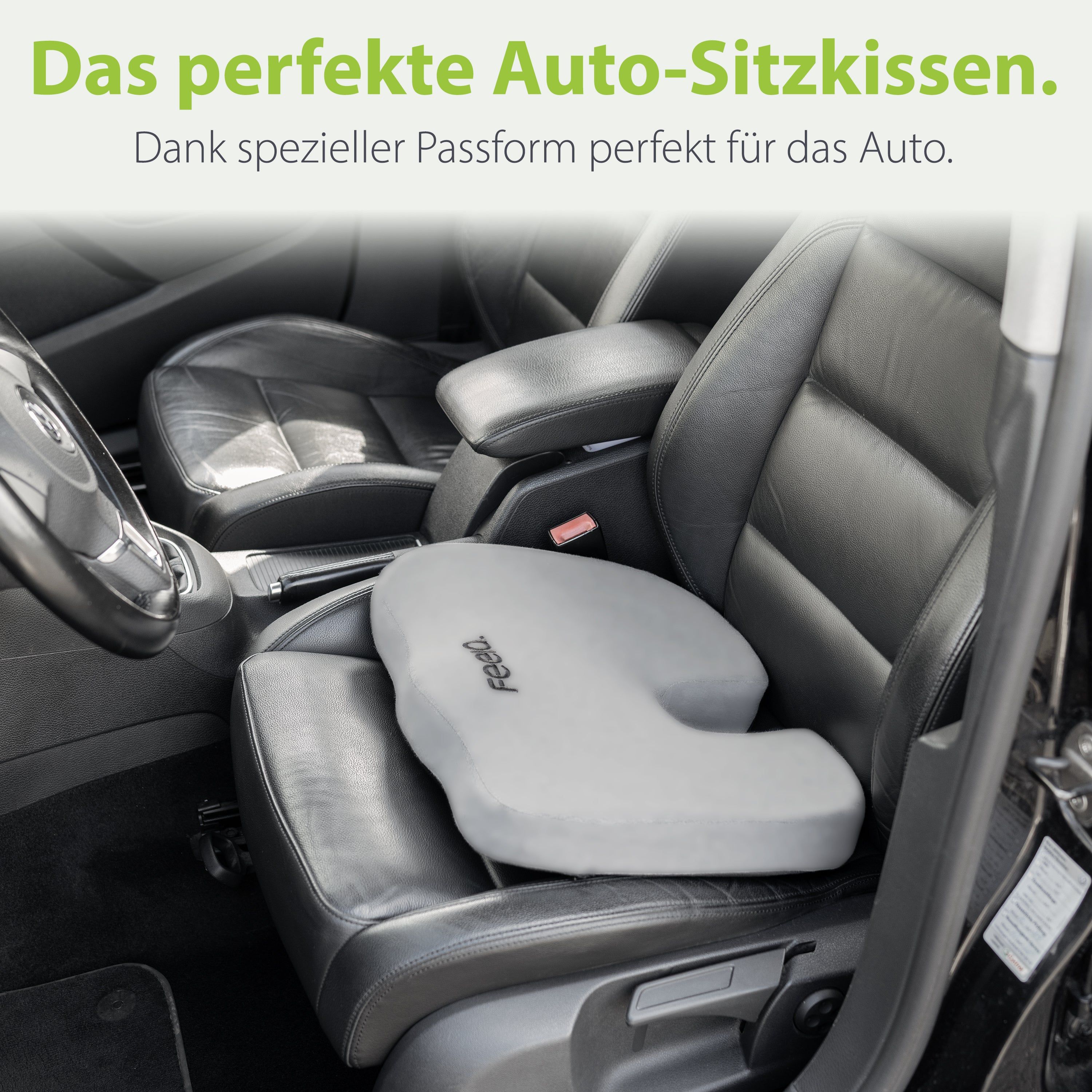 Auto-Sitzkissen auf schwarzem Ledersitz. Marke: feela.® Text: Das perfekte Auto-Sitzkissen. Dank spezieller Passform perfekt für das Auto.