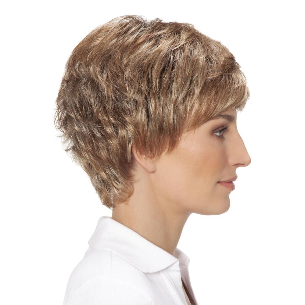 Kurzhaarperücke, blond-meliert, Seitenansicht einer Frau. Frau trägt weißes Hemd.