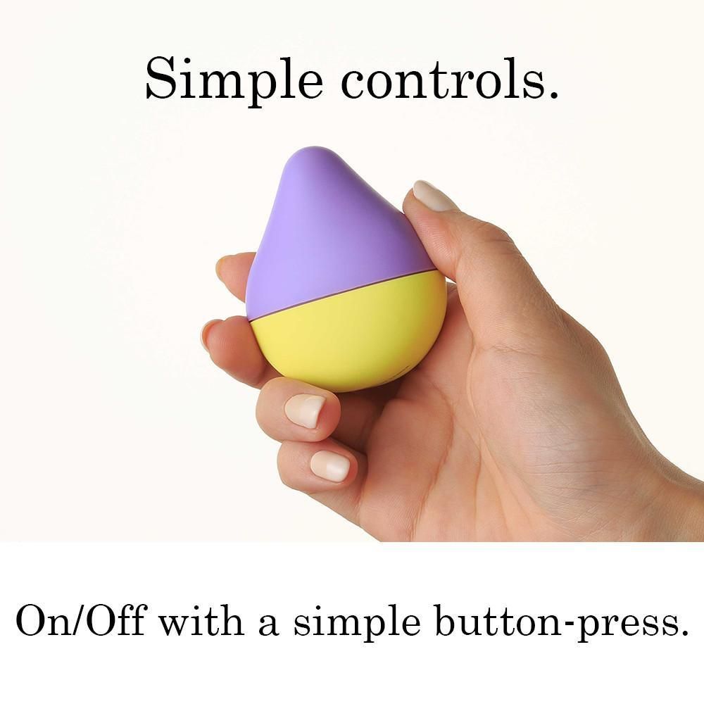 Produkt in Hand gehalten. Tropfenform, lila/gelb. Text: Simple controls. On/Off with a simple button-press.