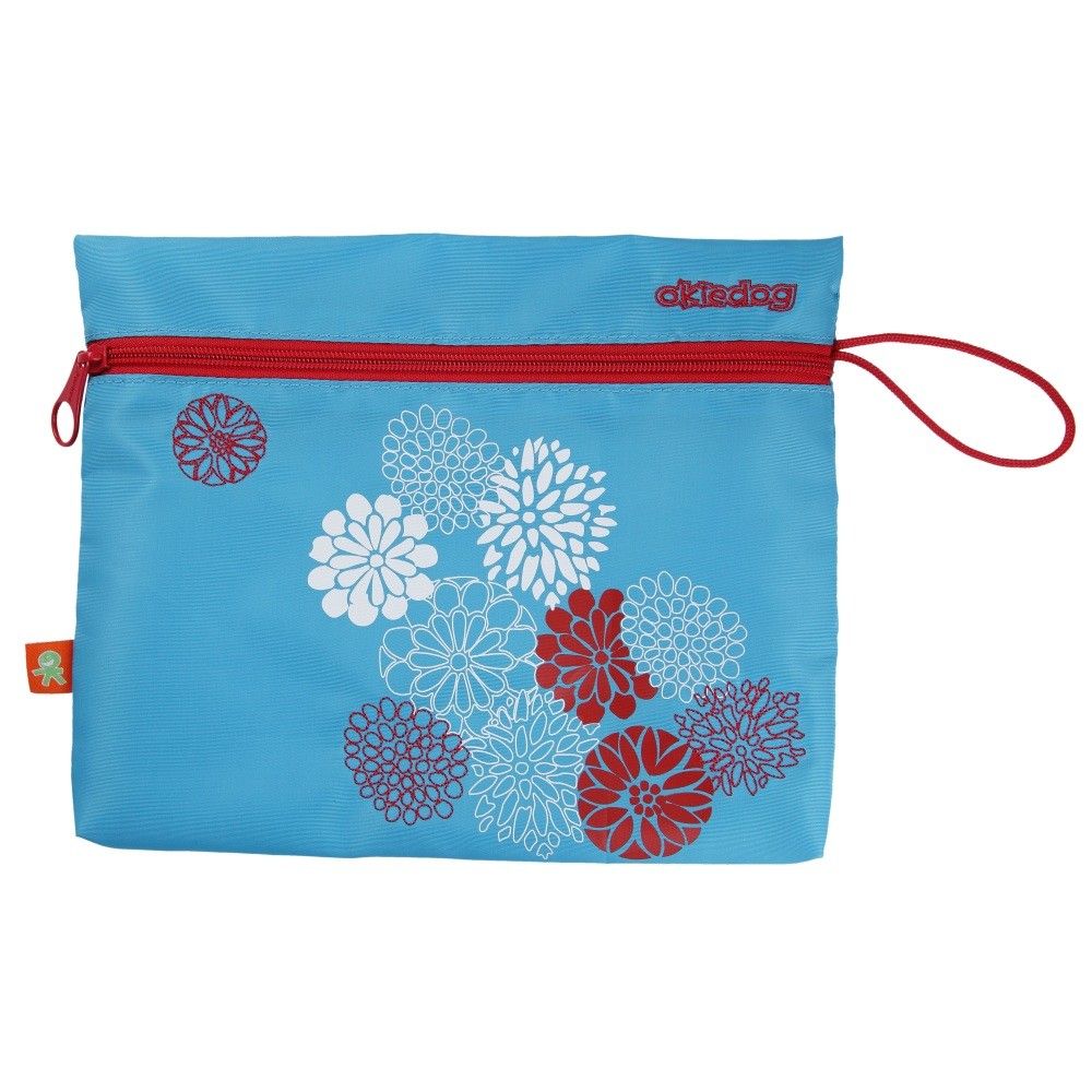 Hellblaue Okiedog Zubehörtasche mit rotem Reißverschluss und Blumenmuster. Marke oben rechts. Mit Trageschlaufe.