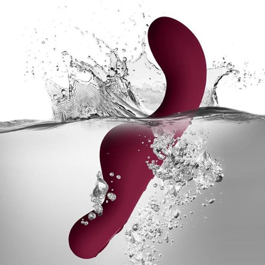 Bordeauxfarbenes Wellness-Produkt im Wasser. Spritzwasser, glänzende Oberfläche, ergonomisches Design.
