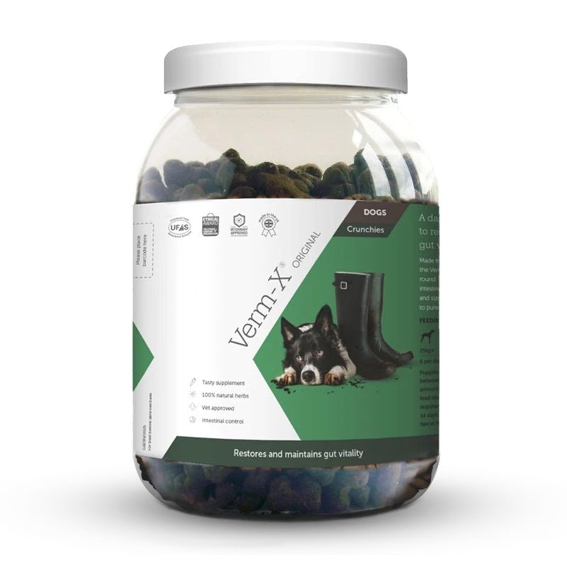 Behälter mit Leckerlis. Aufschrift: Verm-X Original. Enthält Kräuter. Für Hunde. Mit Hund und Gummistiefeln.