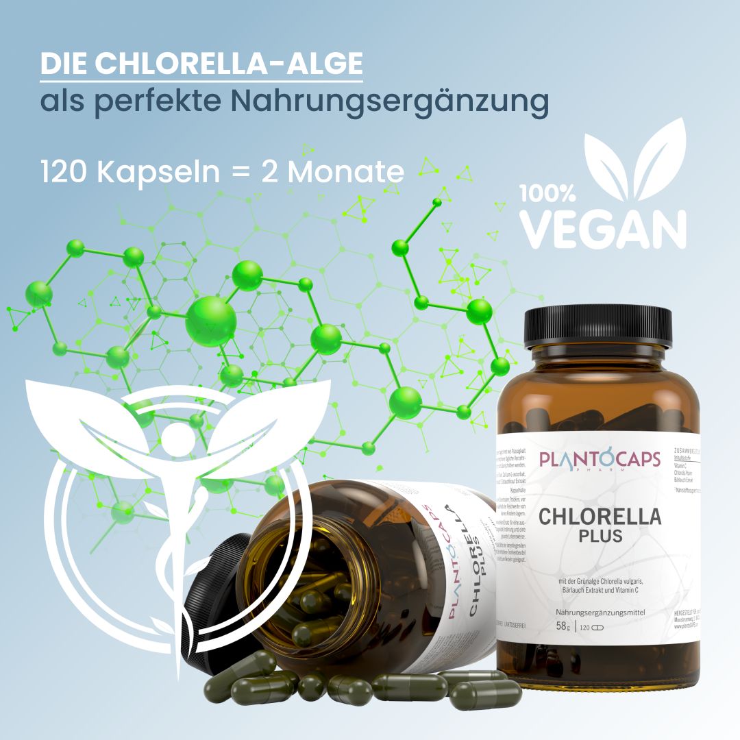 Zwei Flaschen plantoCAPS CHLORELLA PLUS. Eine Flasche geöffnet mit Kapseln. Vegan-Logo. Text: 120 Kapseln = 2 Monate.