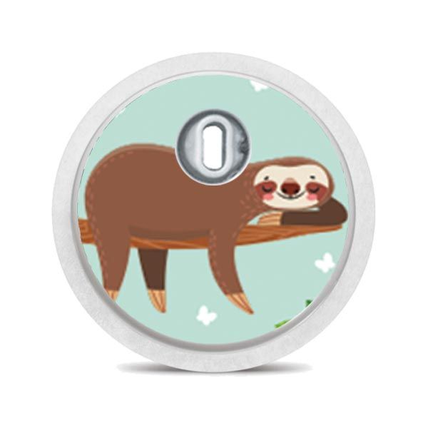 Runder Aufkleber mit Faultier auf einem Ast. Weißer Rand, Loch in der Mitte. Hintergrund: hellblau.