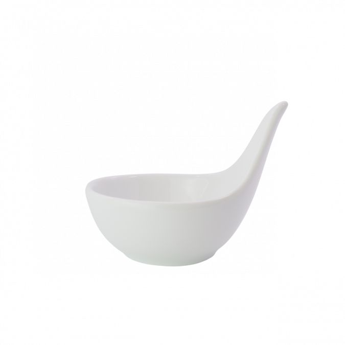 Weiße Schale mit gebogener Form und Griff. Auf weißem Hintergrund.