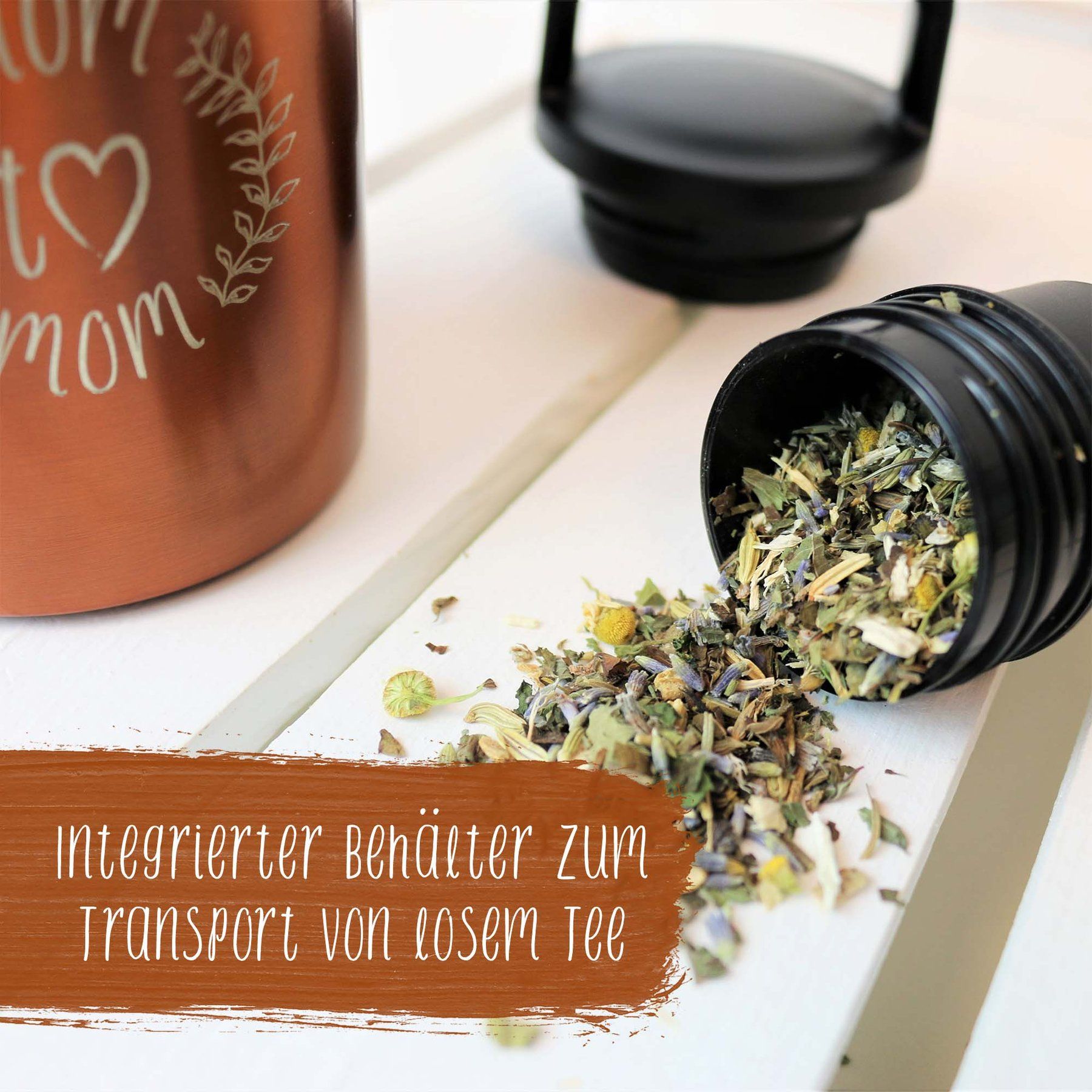 Kupferfarbene Thermosflasche mit schwarzem Deckel und losem Tee. Text: integrierter Behälter zum Transport von losem Tee. Edelstahl.
