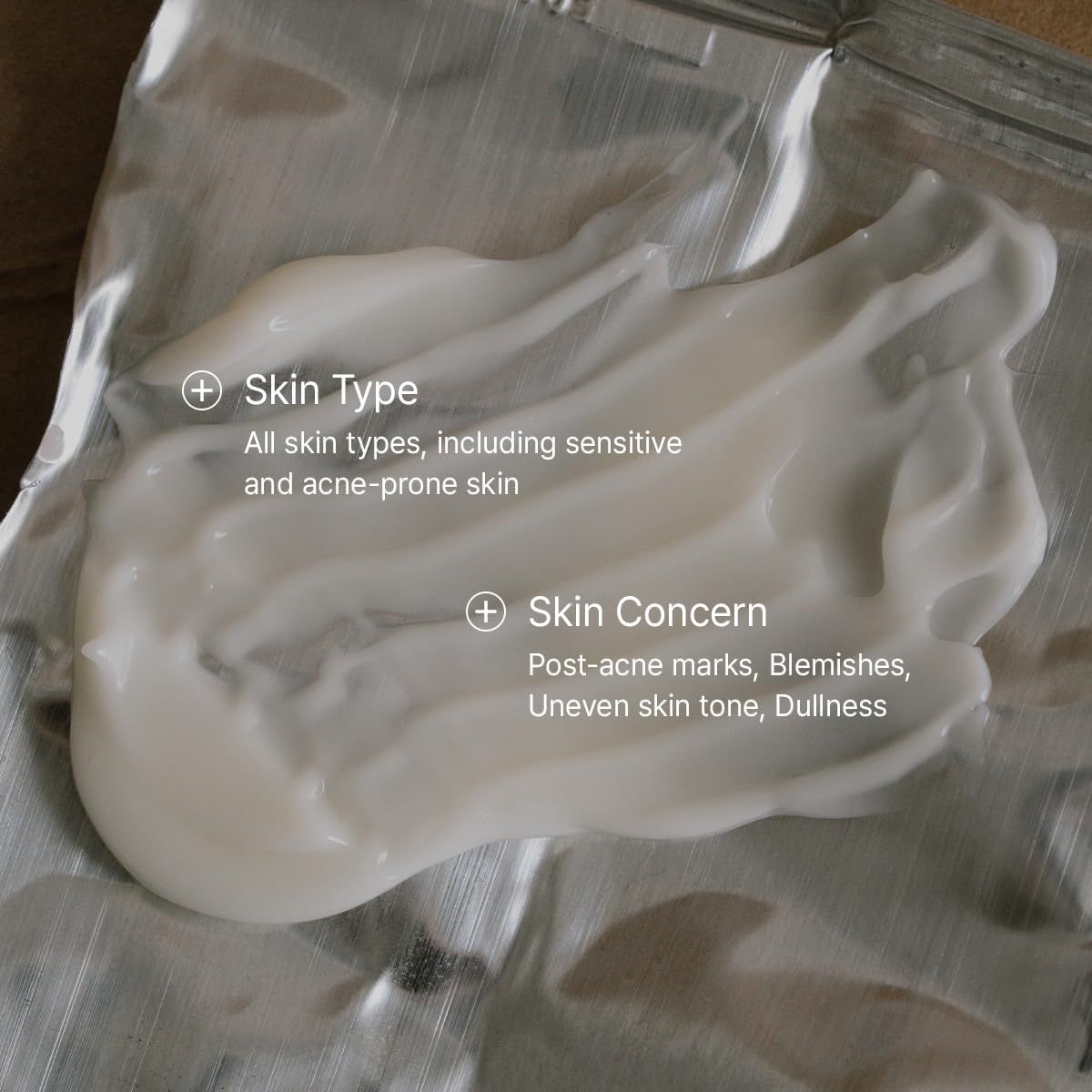 Eine weiße Creme mit Textfeldern für Hauttyp und Hautproblem.