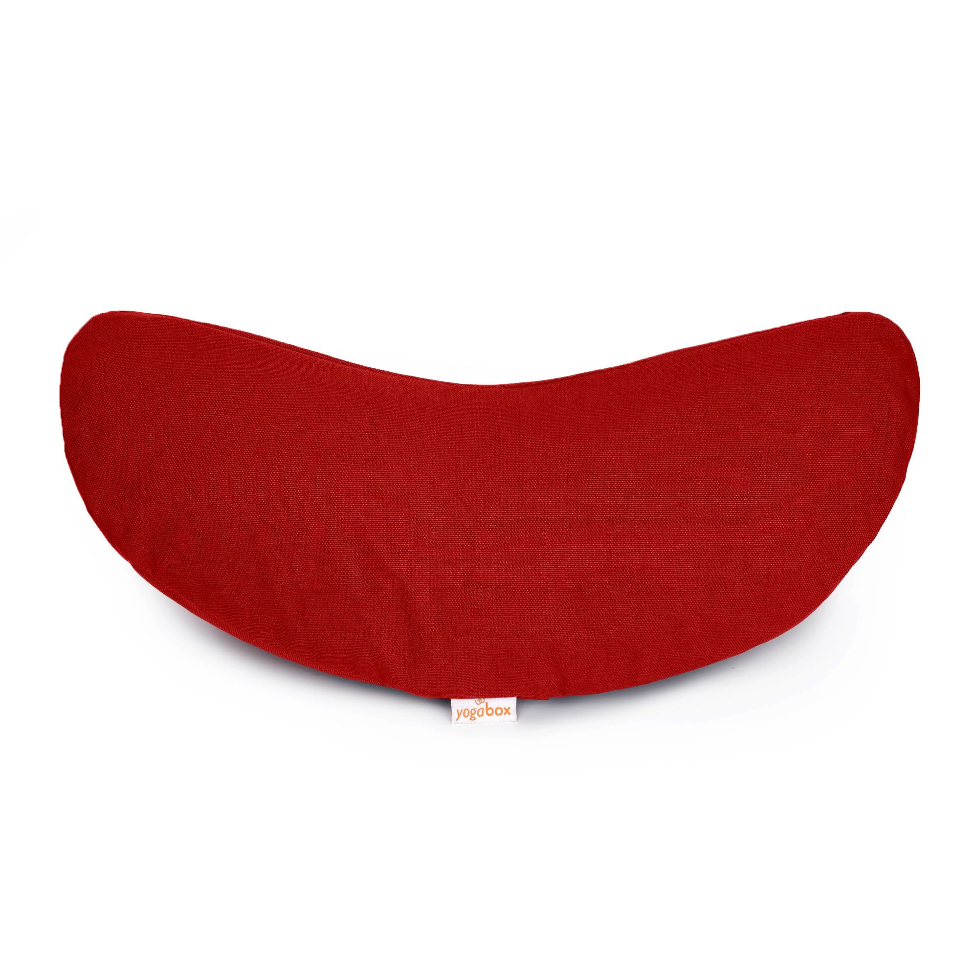 Rotes Halbmond-Yogakissen mit kleinem Etikett.