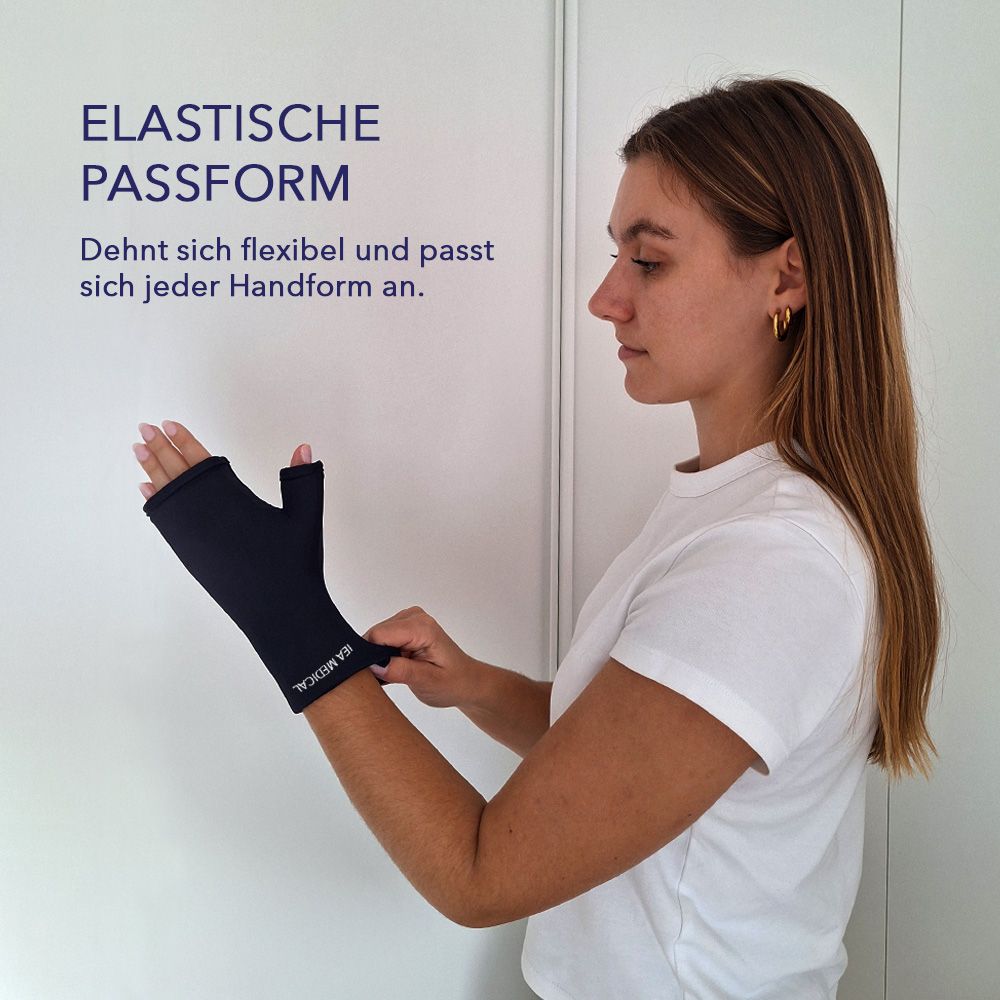 Person zieht Kühlhandschuh an. Text: ELASTISCHE PASSFORM. Dehnt sich flexibel und passt sich jeder Handform an. Marke IEA MEDICAL.