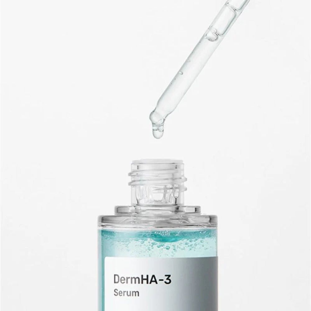 Nahaufnahme des Purito DermHA-3 Serum. Pipette über der Flaschenöffnung. Aufschrift: DermHA-3 Serum.