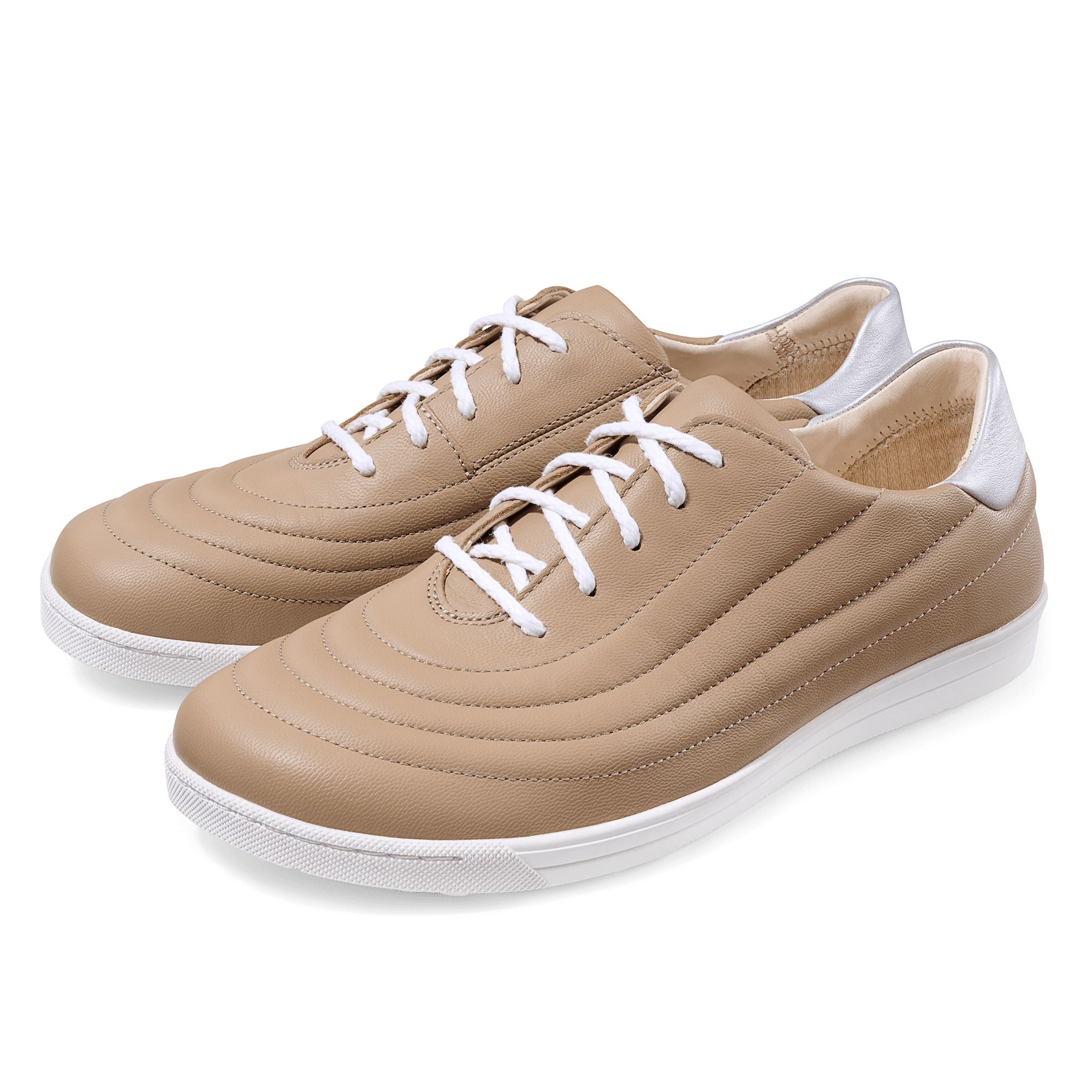 Paar beiger Damen-Schnürschuhe aus Leder mit weißer Sohle und Schnürung, von vorne.