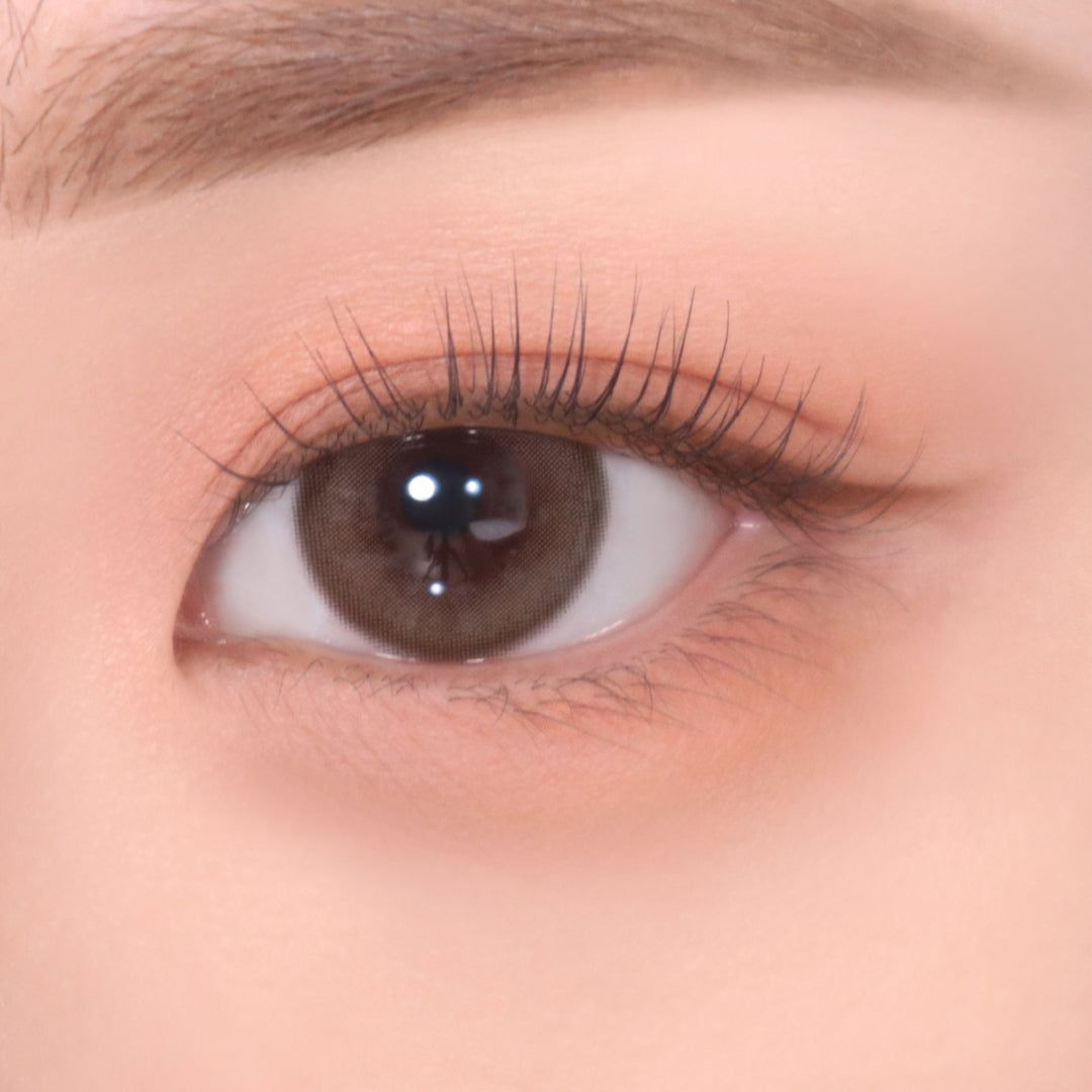Nahaufnahme eines Auges mit Lidschatten in Brauntönen und Eyeliner. Wimpern betont.