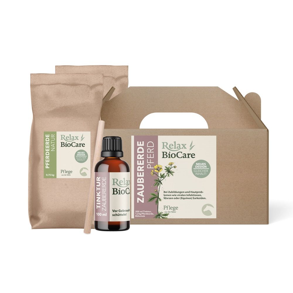 Set mit zwei Beuteln, einer Flasche und einer Box. Aufschrift: Relax Zaubererde Pferd, BioCare. Braune Verpackung, weißes Etikett.
